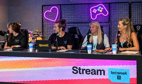 personas en un streaming de la tecweek